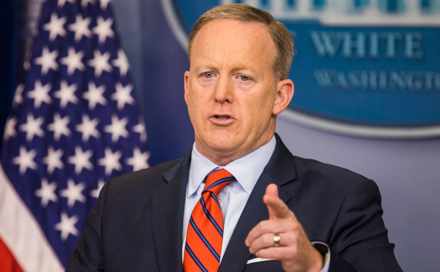 "Nawet Hitler nie upadł tak nisko, aby użyć broni chemicznej". Kolejna wpadka rzecznika Trumpa