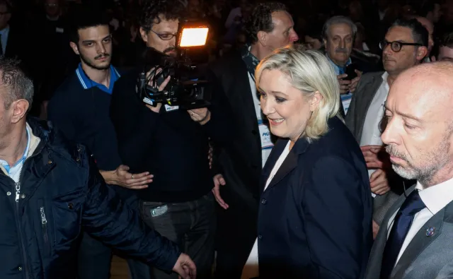 Macron wygra pierwszą turę wyborów, a Le Pen będzie druga. SONDAŻ