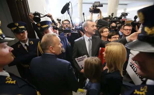 "Polacy nie chcą niszczenia polskiej szkoły". Blisko milion podpisów po wnioskiem o referendum w spawie reformy edukacji