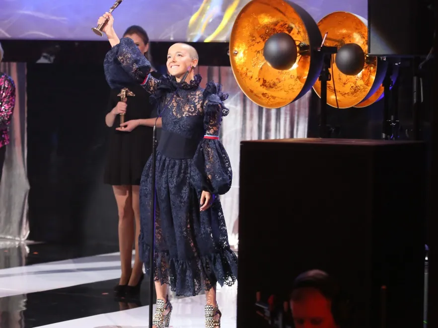 Monika wzięła wszystko! Łysa Brodka i tłum innych kobiet na gali wręczenia Fryderyków. FOTO