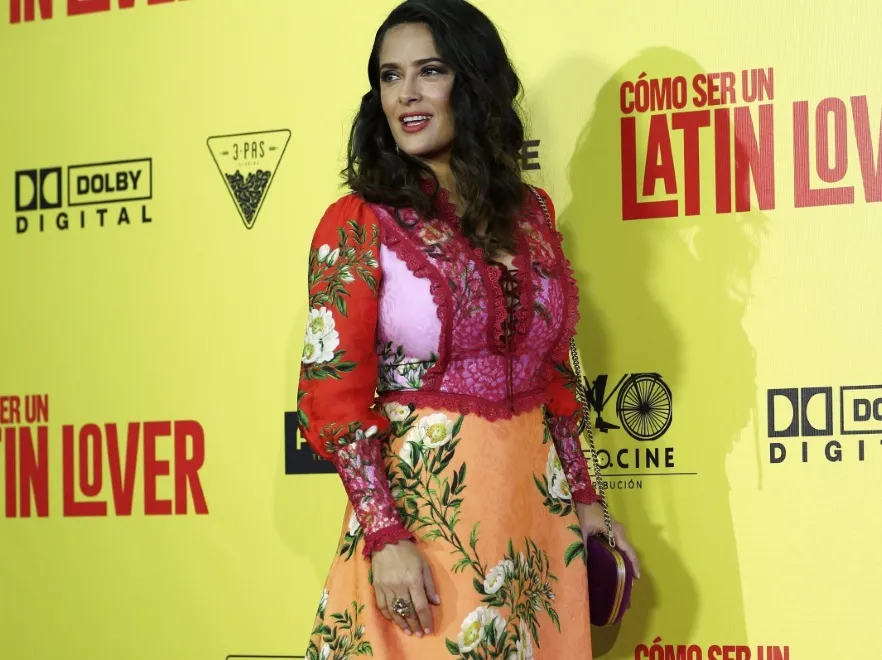 TA sukienka skutecznie zniekształciła piękny biust Salmy Hayek. FOTO