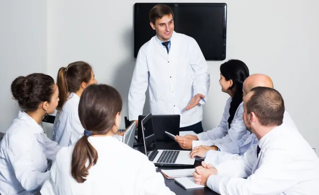 Anglicy chcą nam podkupić setki lekarzy