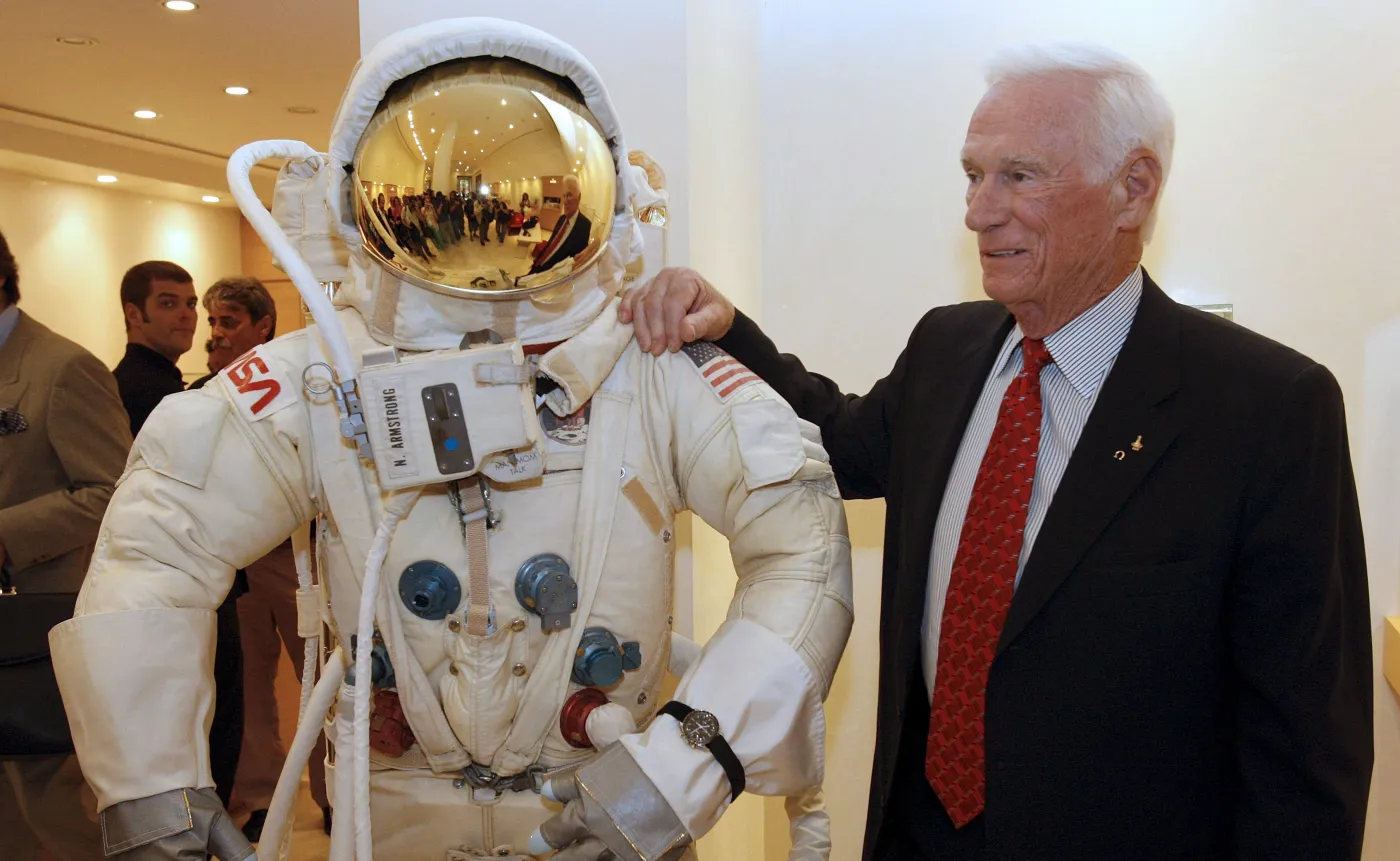 9795410-eugene-cernan.jpg