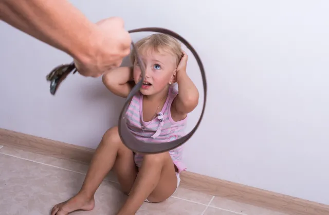 Skrzywdzeni, czy psychopaci: kim są ludzie, którzy biją dzieci?