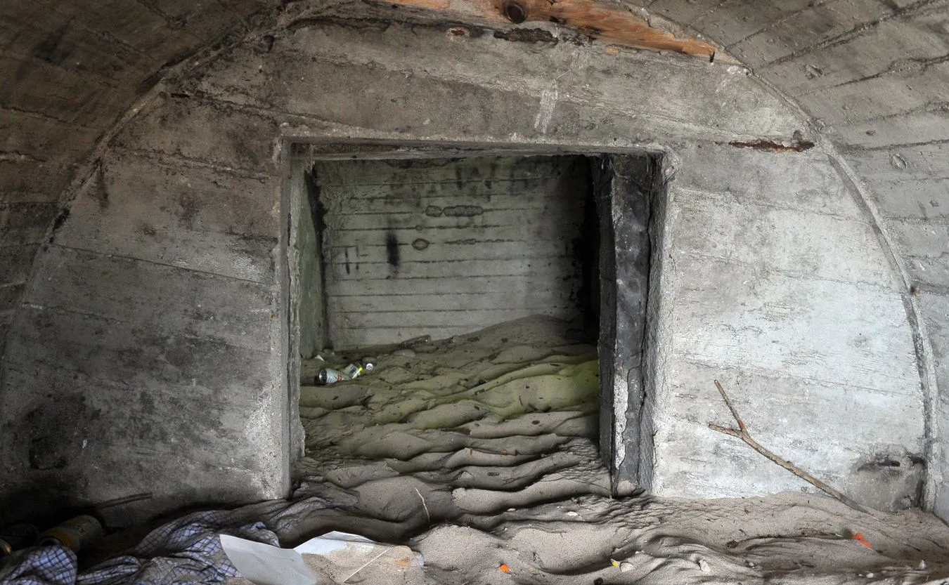 W Kołobrzegu sztorm odsłonił bunkry z czasów zimnej wojny. Budował je Ryszard Kukliński [ZDJĘCIA]