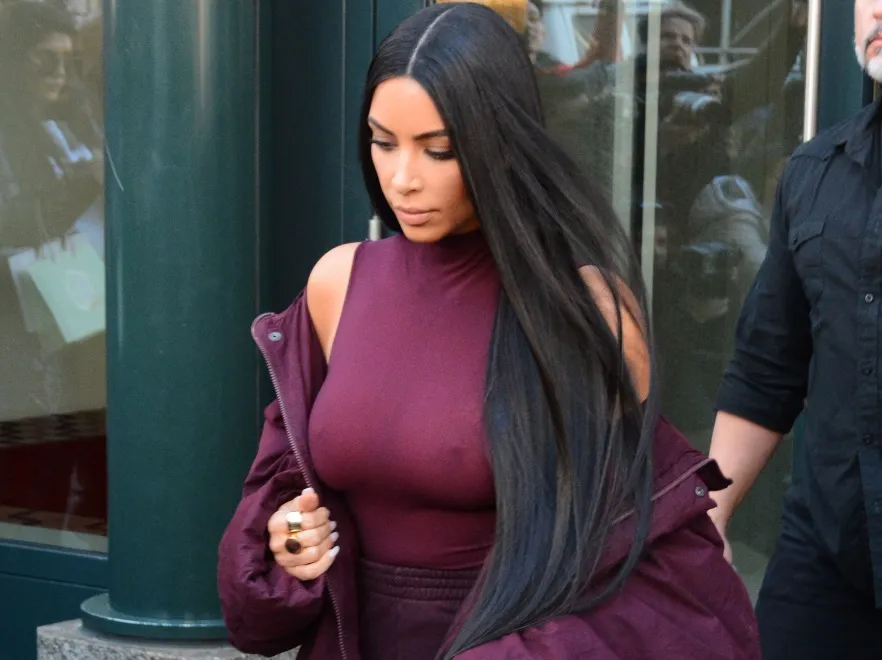 Żona na medal! Kim Kardashian wsparła pokaz mody męża prezentacją swojego biustu... FOTO