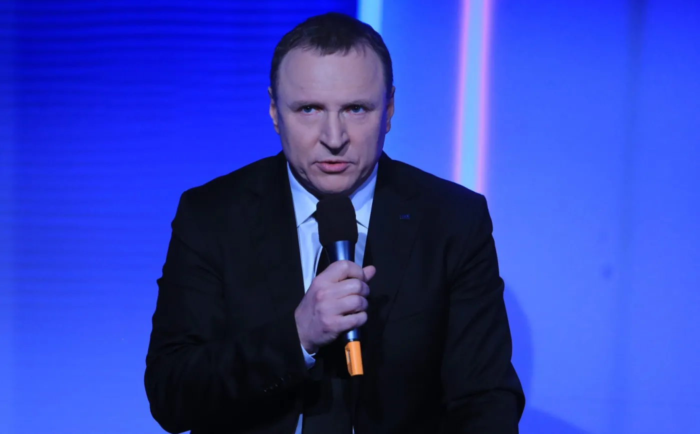 Podwyżka pensji prezesa TVP, 50 tys. zł premii dla narzeczonej. "Wyborcza" wytyka rozrzutność Kurskiemu