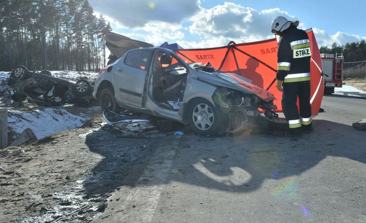 Wypadek na krajowej "ósemce". Zderzenie ciężarówki i dwóch aut na prostej drodze. Trzy osoby nie żyją