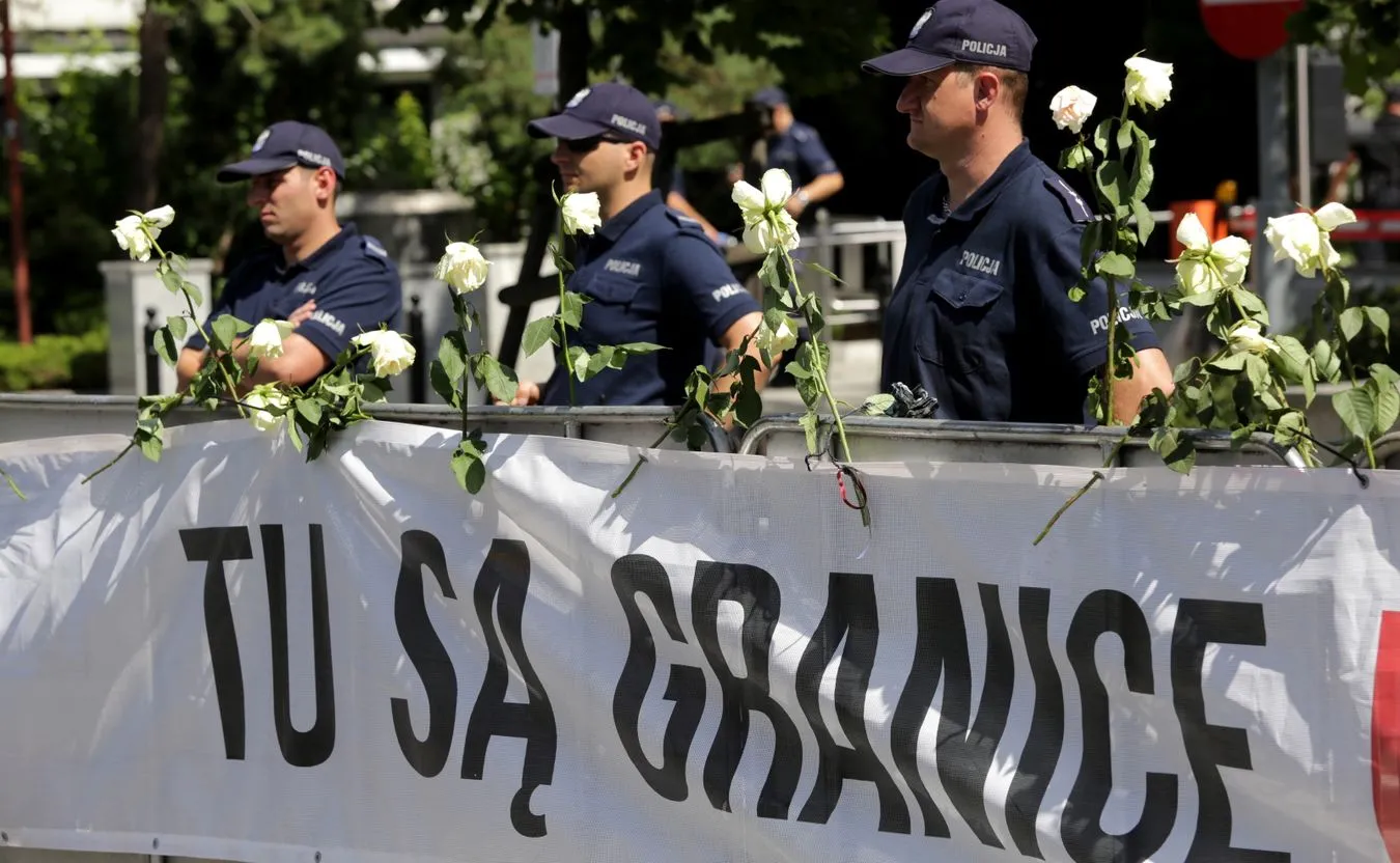 Barierki, białe róże i policja. Protest przed Sejmem [ZDJĘCIA]