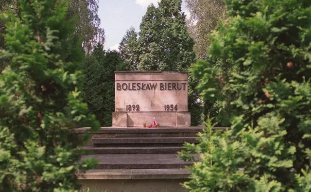 Powązki nie dla Bieruta. IPN szuka sposobu na dekomunizację nekropolii