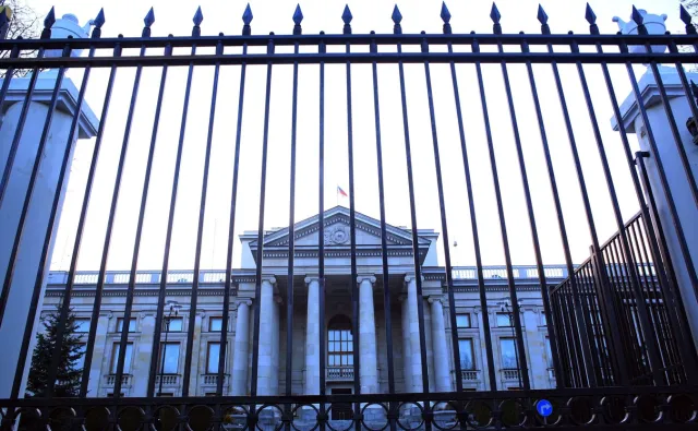 Wiceszef MSZ wręczył ambasadorowi Rosji notę dyplomatyczną. Chodzi o miejsce katastrofy smoleńskiej