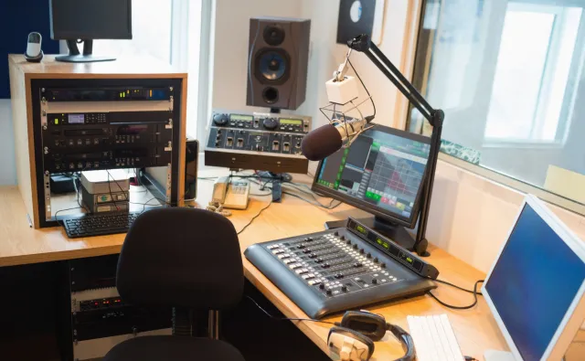 Polskie Radio zatrudniło dziennikarza, który podpadł Ryszardowi Czarneckiemu. Zwolniono go po kilku dniach