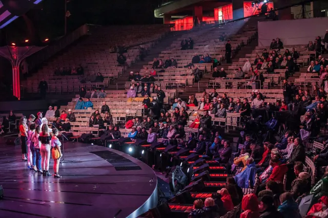 Pusty opolski amfiteatr podczas benefisu Jana Pietrzaka. ZOBACZ ZDJĘCIA