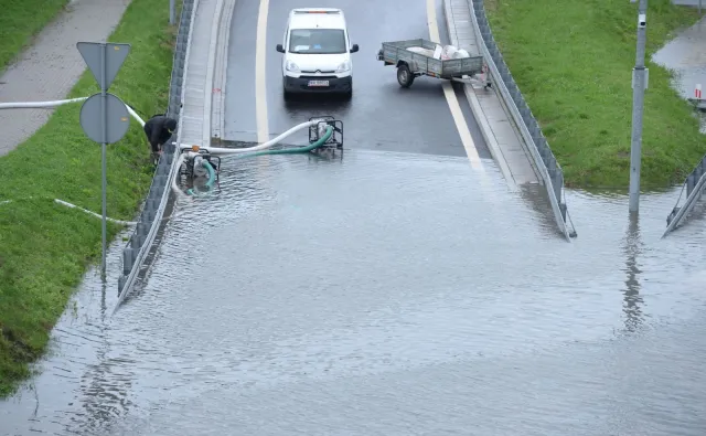 Kajakiem po Marynarskiej w Warszawie? Woda zatopiła kluczową drogę, kierowcy w korkach [ZDJĘCIA]