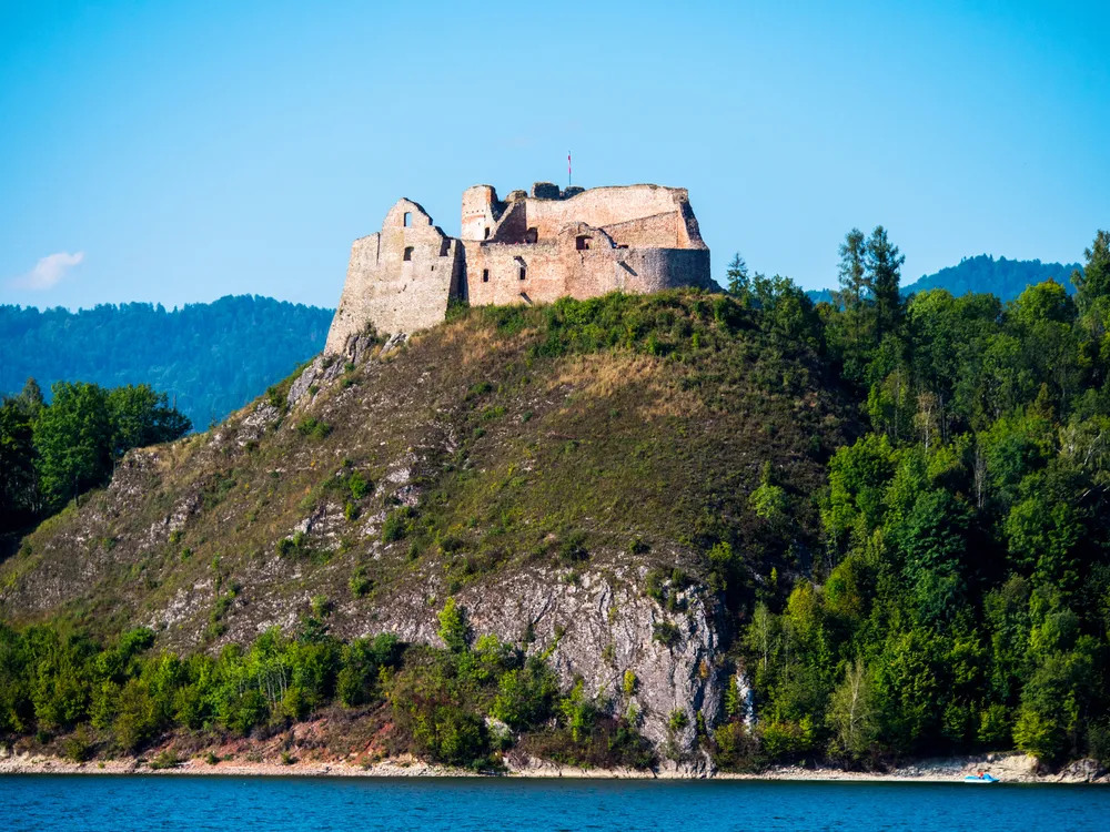 10. Czorsztyn. Ze względu na swoje malownicze położenie także i zamek w Czorsztynie musiał znaleźć się na tej liście. Twierdza pierwotnie położona w Dolinie Dunajca, miała bronić polskich granic, choć na tej granicy, na szczęście, obyło się bez większych militarnych działań. O prestiżu miejsca świadczyły odwiedziny takich władców jak: Kazimierz Wielki, Król Ludwik Węgierski, Królowa Jadwiga i jej małżonek Jagiełło czy Jan Kazimierz. Uroda Pienin cały czas przyciąga podróżników spragnionych kontaktu z przyrodą. W okresie letnim, turyści mają możliwość podziwiania zamków w Czorsztynie i w Niedzicy w czasie rejsu po Jeziorze Czorsztyńskim.