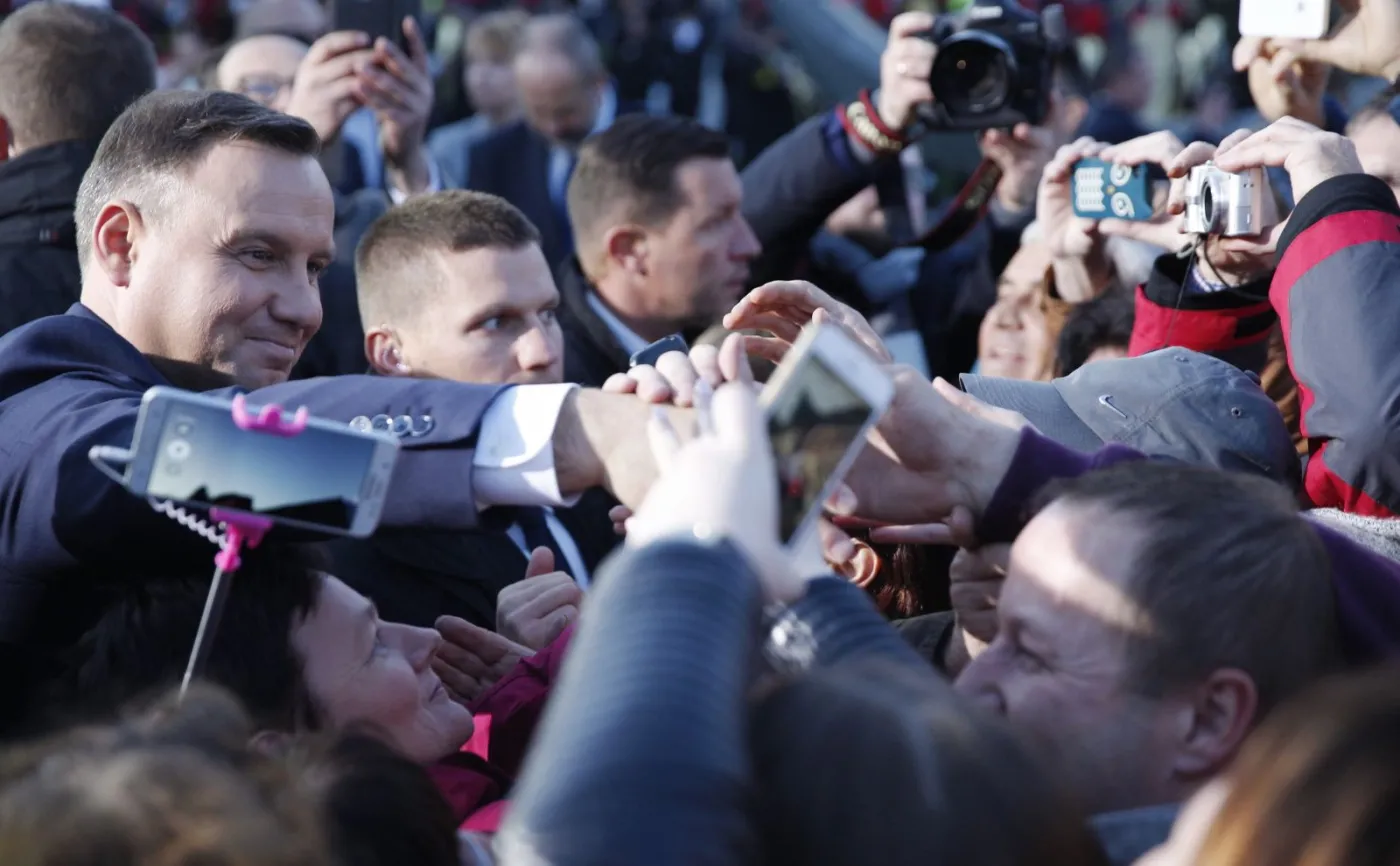 "Rykoszetem dostał Andrzej Duda". "Rz": Sondażowe straty prezydenta i premier