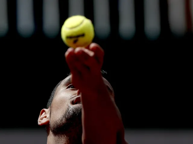 French Open: Kyrgiosowi znów puściły nerwy. Zniszczył dwie rakiety [WIDEO]