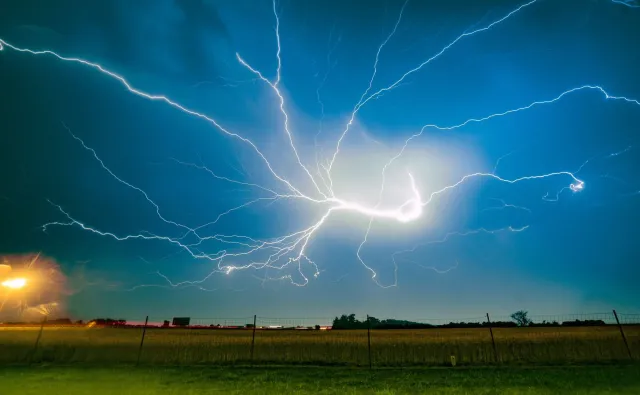 Nawałnica i pioruny nad autostradą. Zobacz, jak przetrwać w samochodzie w czasie burzy [NIESAMOWITE ZDJĘCIA]