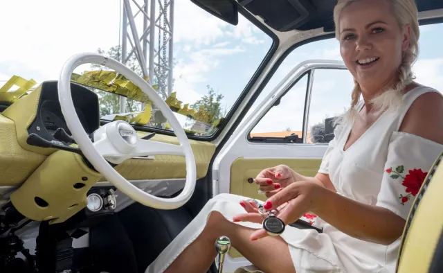 Skóra i blask. Tak wygląda odnowiony fiat 126p dla Toma Hanksa. Maluch to prezent z Bielska-Białej na 61. urodziny aktora