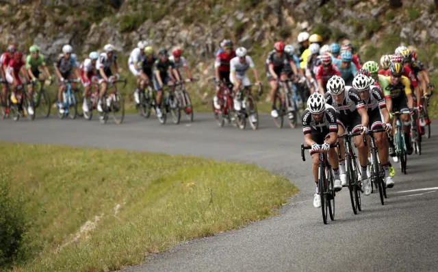 Tour de France: Królewski etap dla Urana. Majka bardzo poobijany po kraksie. Pojedzie dalej?