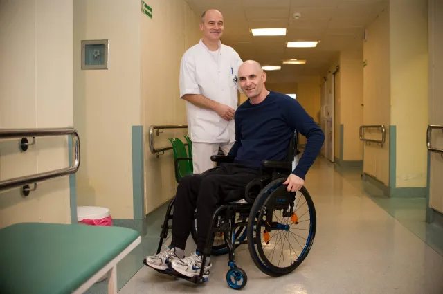 Tomasz Gollob po siedmiu miesiącach opuścił szpital. Świata spędzi w domu