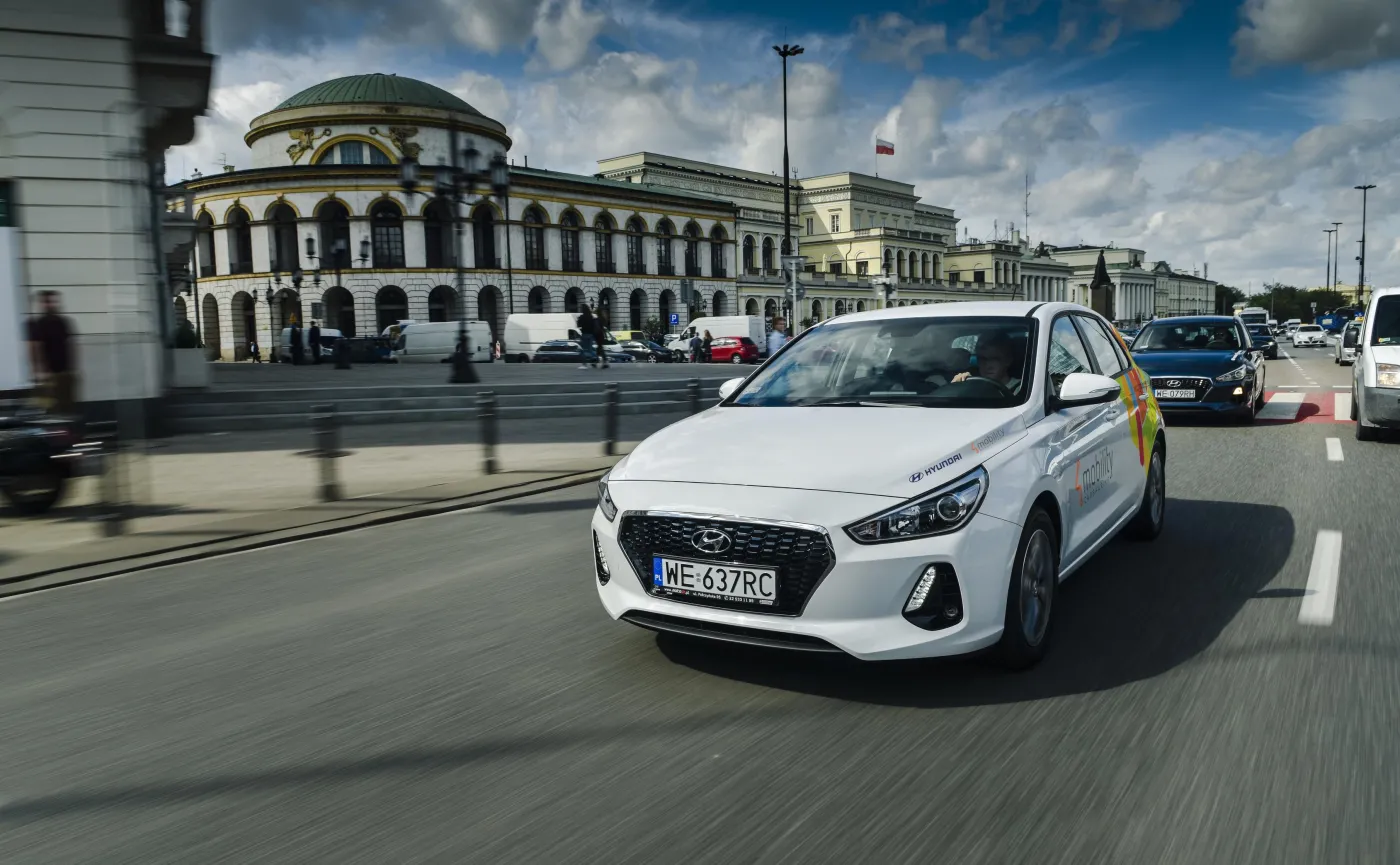 Własny samochód jest bez sensu? W mieście Hyundai i30 kosztuje 48 groszy za minutę