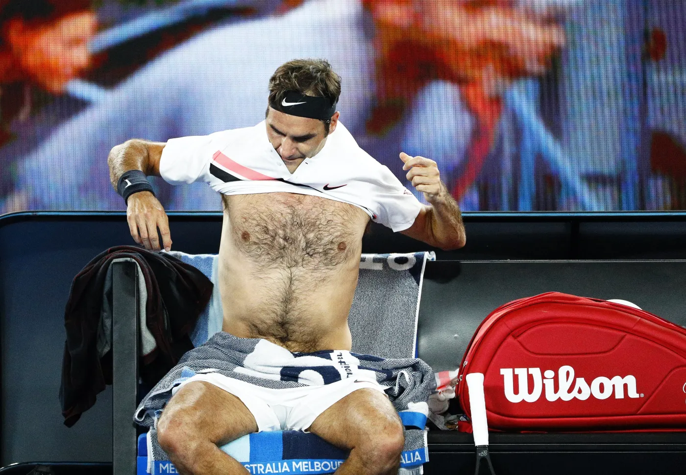 Roger Federer "zaświecił" torsem na Australian Open. To nie był piękny widok [FOTO]
