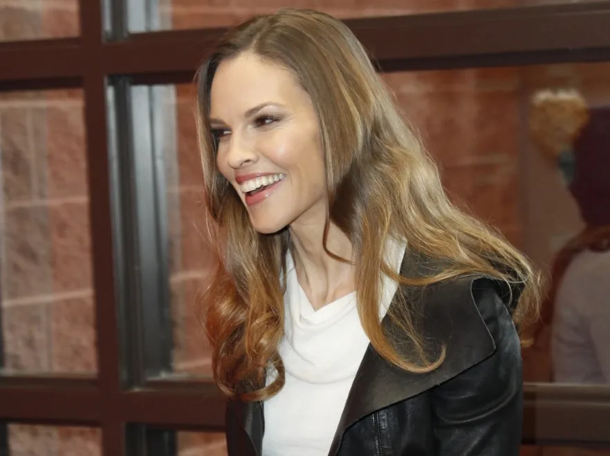 Petarda! 44-letnia Hilary Swank wygląda co najmniej 10 lat młodziej. FOTO