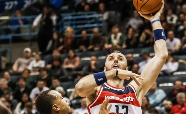 Liga NBA: Tylko dwa punkty Gortata w meczu z mistrzami