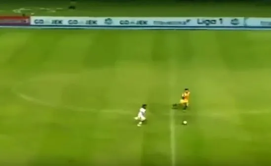 To naprawdę była zabójcza kontra. Gol z ligi indonezyjskiej podbija internet [WIDEO]