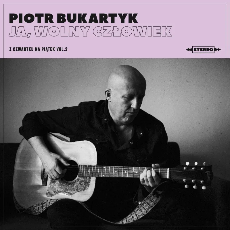 Piotr Bukartyk z drugą częścią płyty "Ja, wolny człowiek". To zbiór piosenek wykonywanych w radiowej Trójce