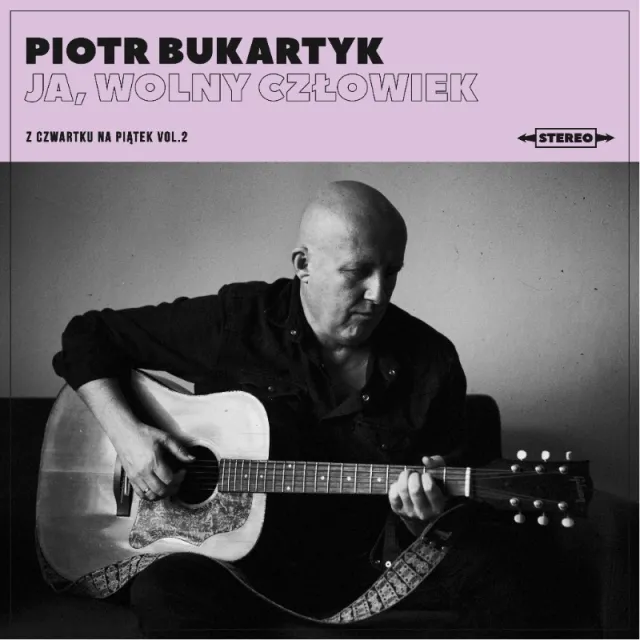 Piotr Bukartyk z drugą częścią płyty "Ja, wolny człowiek". To zbiór piosenek wykonywanych w radiowej Trójce
