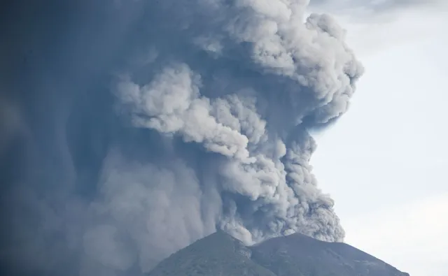 Erupcja wulkanu w turystycznym raju. Tysiące ludzi uwięzionych na zamkniętym lotnisku na Bali