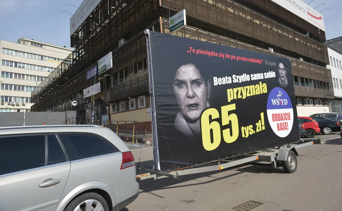 "Oszukali. Nie oddali pieniędzy Polakom!". PO ruszyła z kolejną edycją "konwoju wstydu"