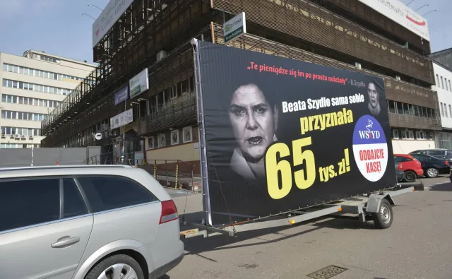 "Oszukali. Nie oddali pieniędzy Polakom!". PO ruszyła z kolejną edycją "konwoju wstydu"