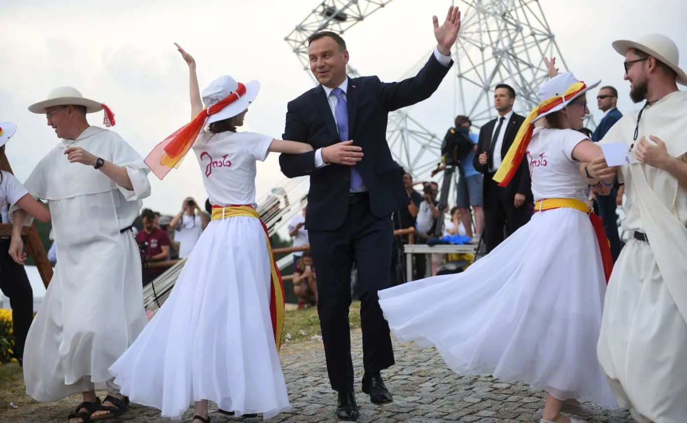 Prezydent tańczył pod Bramą-Rybą w Lednicy. Internauci: Czasem kontuzja kolana to dar niebios
