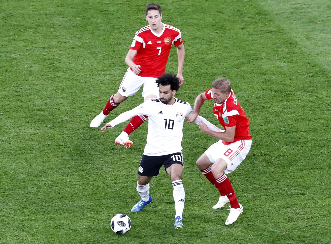 Najniżej sklasyfikowana w rankingu FIFA Rosja pierwsza zapewniła sobie wyjście z grupy