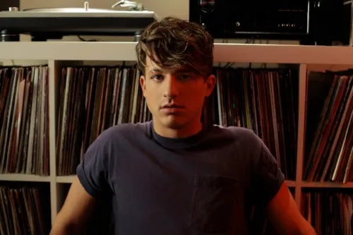 Charlie Puth w teledysku do singla "The Way I Am". Tak wygląda impreza według gwiazdy pop