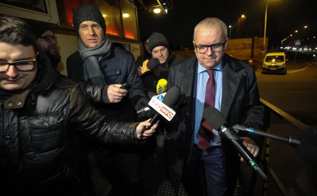 Wiceprezes PiS (nie) dostał 51 tys. zł nagrody? PO: Nawet nie zauważył, że "druga pensja" co miesiąc wpływa na konto