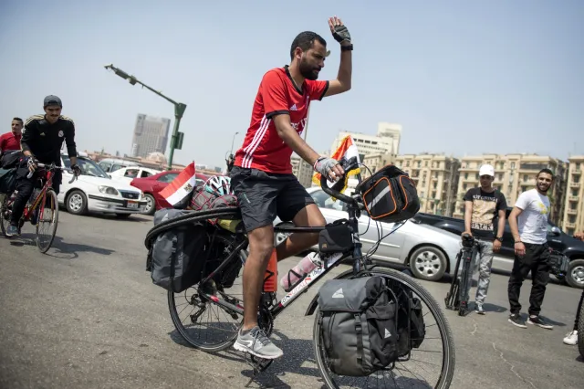 Mundial 2018: Kibic ruszył z Kairu na rowerze, by dopingować Egipt. Ma do przejechania ok. 5 000 km
