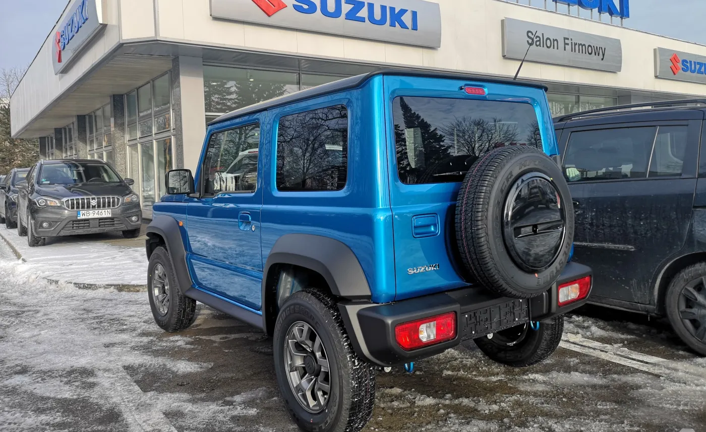 11990367-suzuki-jimny.jpg