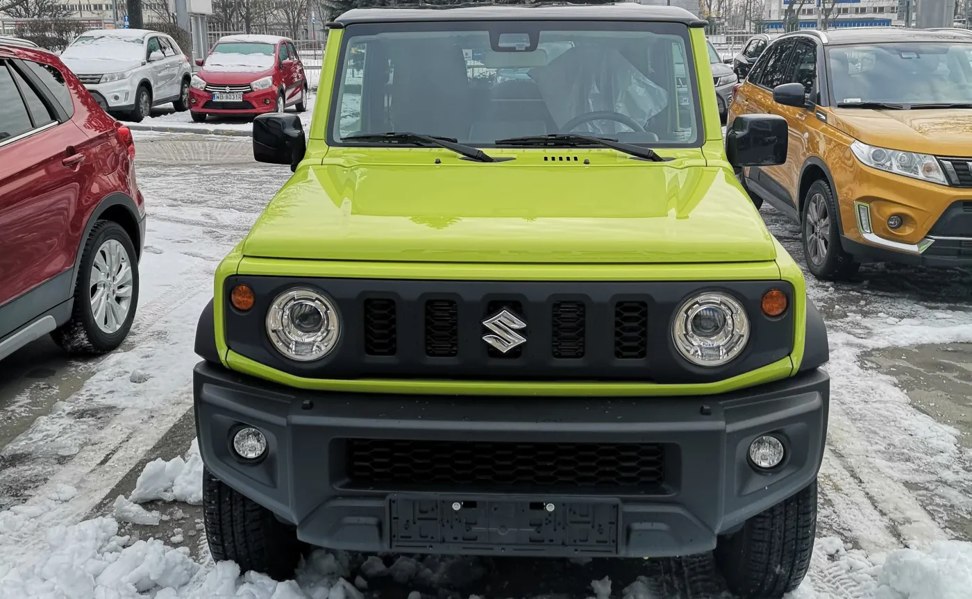 11991376-suzuki-jimny.jpg