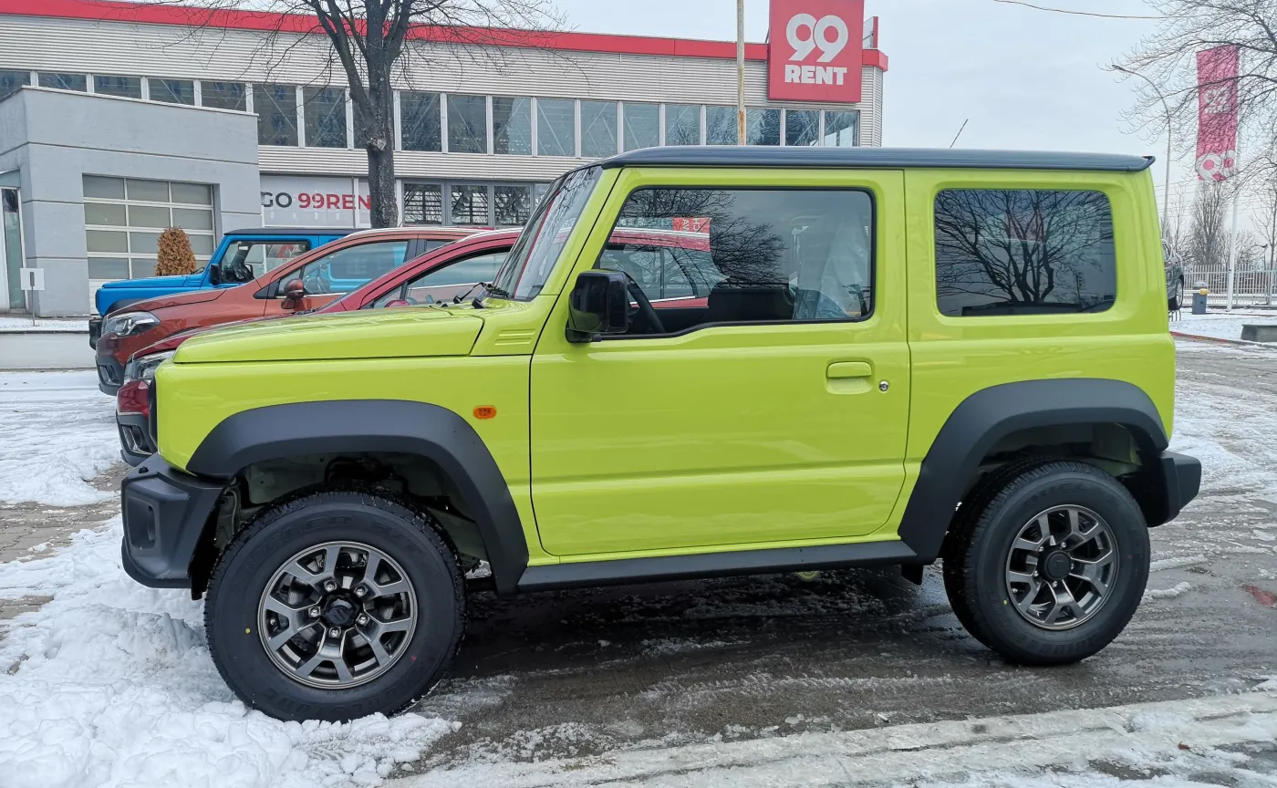 11991481-suzuki-jimny.jpg