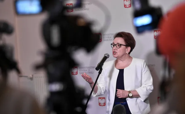 Zalewska z resortem finansów analizuje postulaty związkowców. "Spotkajmy się w pół drogi"