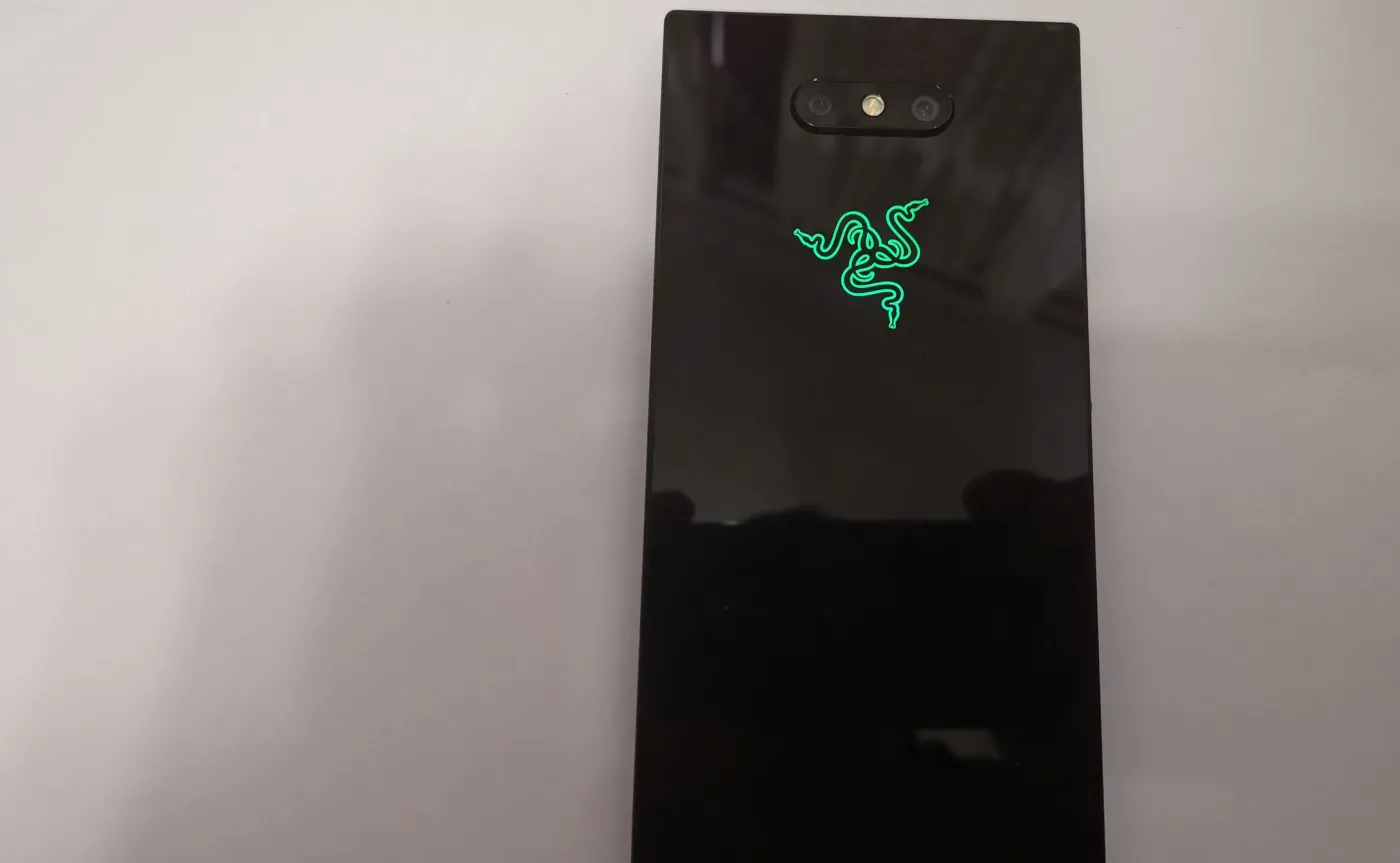 12030193-razer-phone-2.jpg