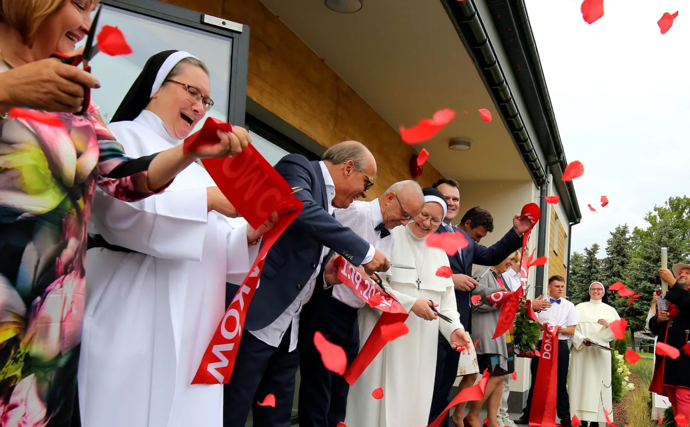 Zaczęło się od filmu z "siostrami-pingwinami". Dziś dominikanki otworzyły Dom Chłopaków [FOTO]