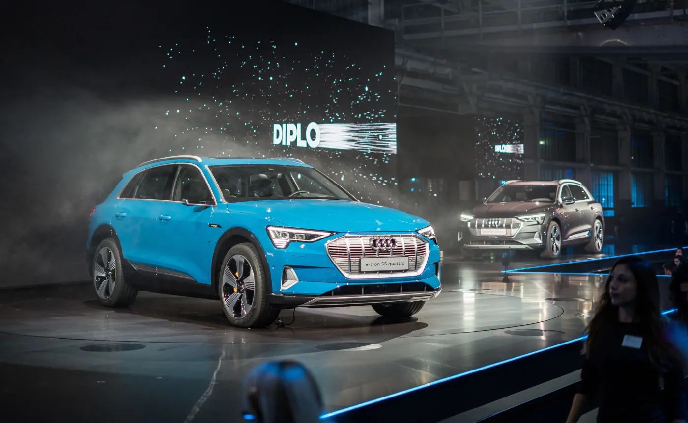 11458874-audi-e-tron.jpg