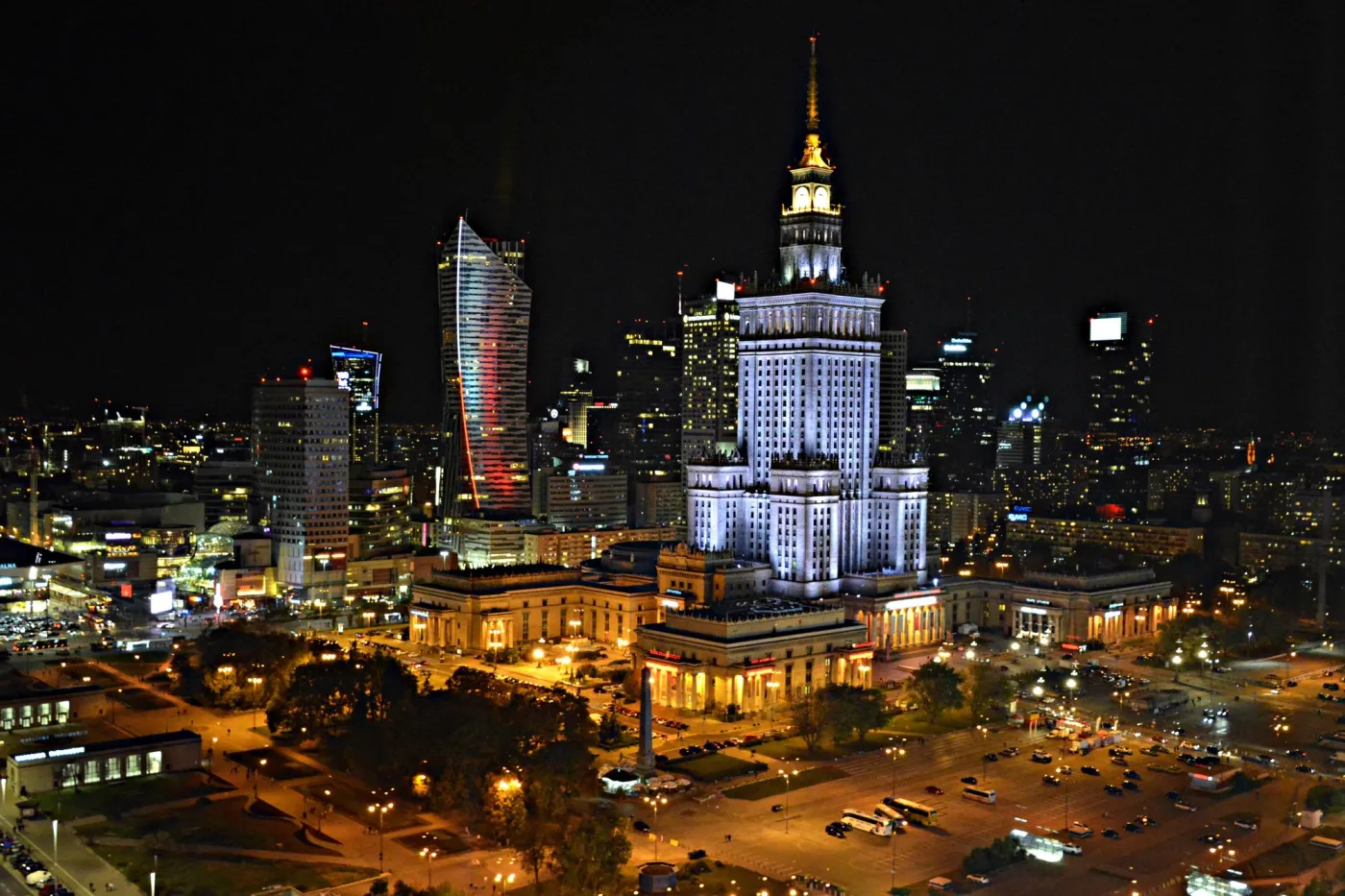 Spacer w chmurach w jedyną taką noc. Co widać z najwyższych wieżowców Warszawy? [GALERIA]