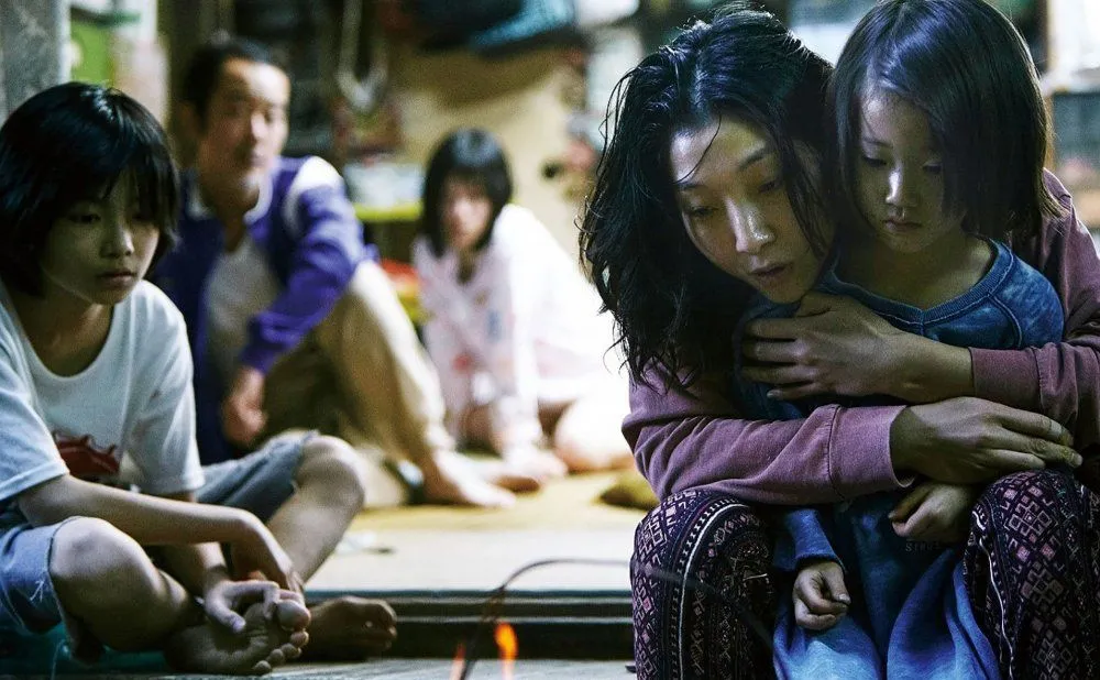 "Złodziejaszki" jak odtrutka na prawicową psychozę. Rodzinę się wybiera! [RECENZJA]