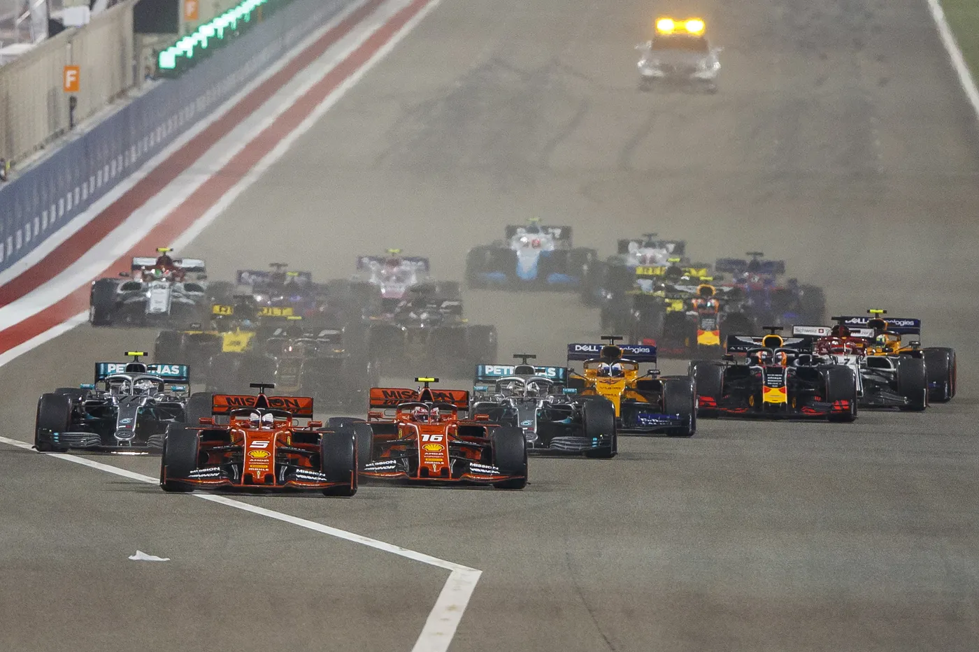 Kubica znów na szarym końcu. Dramat Leclerca, zwycięstwo Hamiltona w Bahrajnie